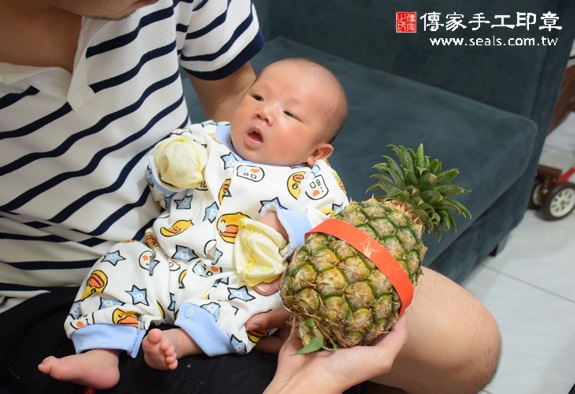 洋洋(新北中和區到府嬰兒寶寶滿月剃頭理髮、免費到府嬰兒剃胎毛儀式吉祥話)。到府剃頭剃胎毛主持、專業拍照、DVD光碟、證書。★購買「臍帶章、肚臍章、胎毛筆刷印章」贈送：剃頭、收涎、抓周，三選一。2015.10.31 照片16